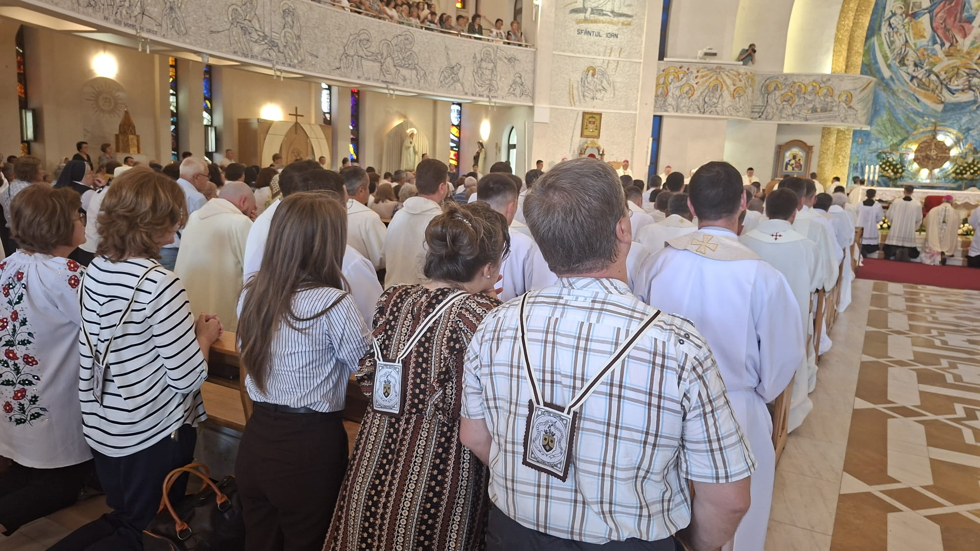 GALERIE FOTO -- Sânzienele au adus momente speciale la Catedrala Romano-Catolică din Iași. 10 diaconi au devenit preoți