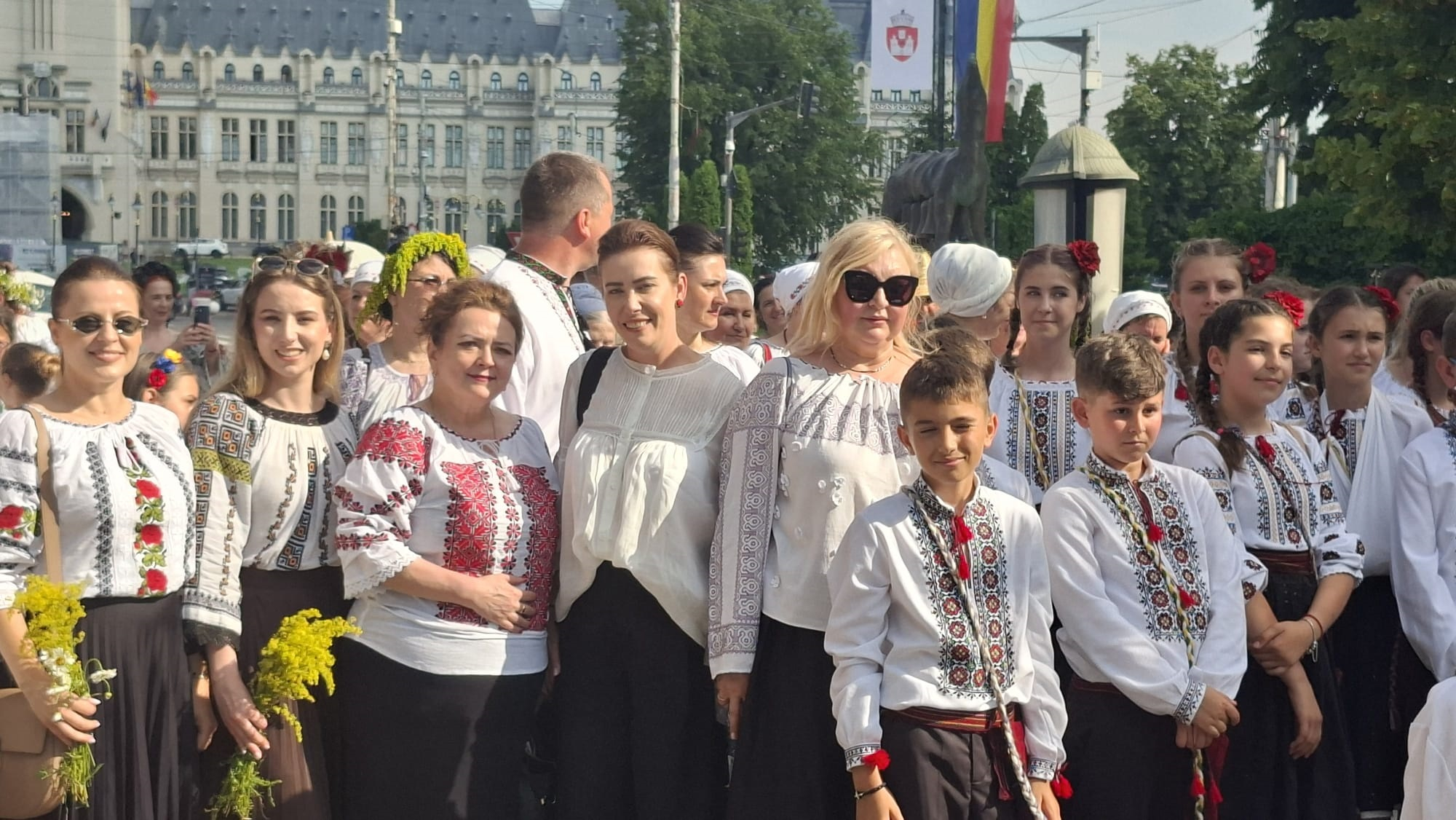 GALERIE FOTO -- De Sânziene, ia a fost purtată prin inima Iașului