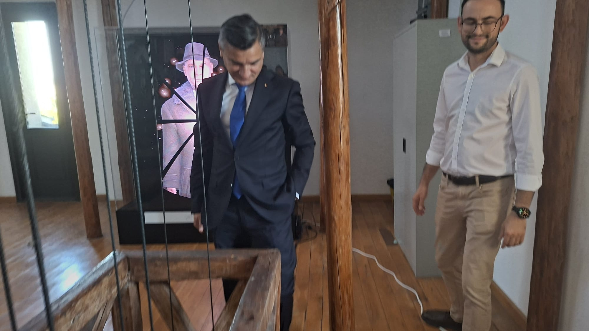 Constructorul ceasului din Turnul Palatului Culturii stă de vorbă cu turiștii