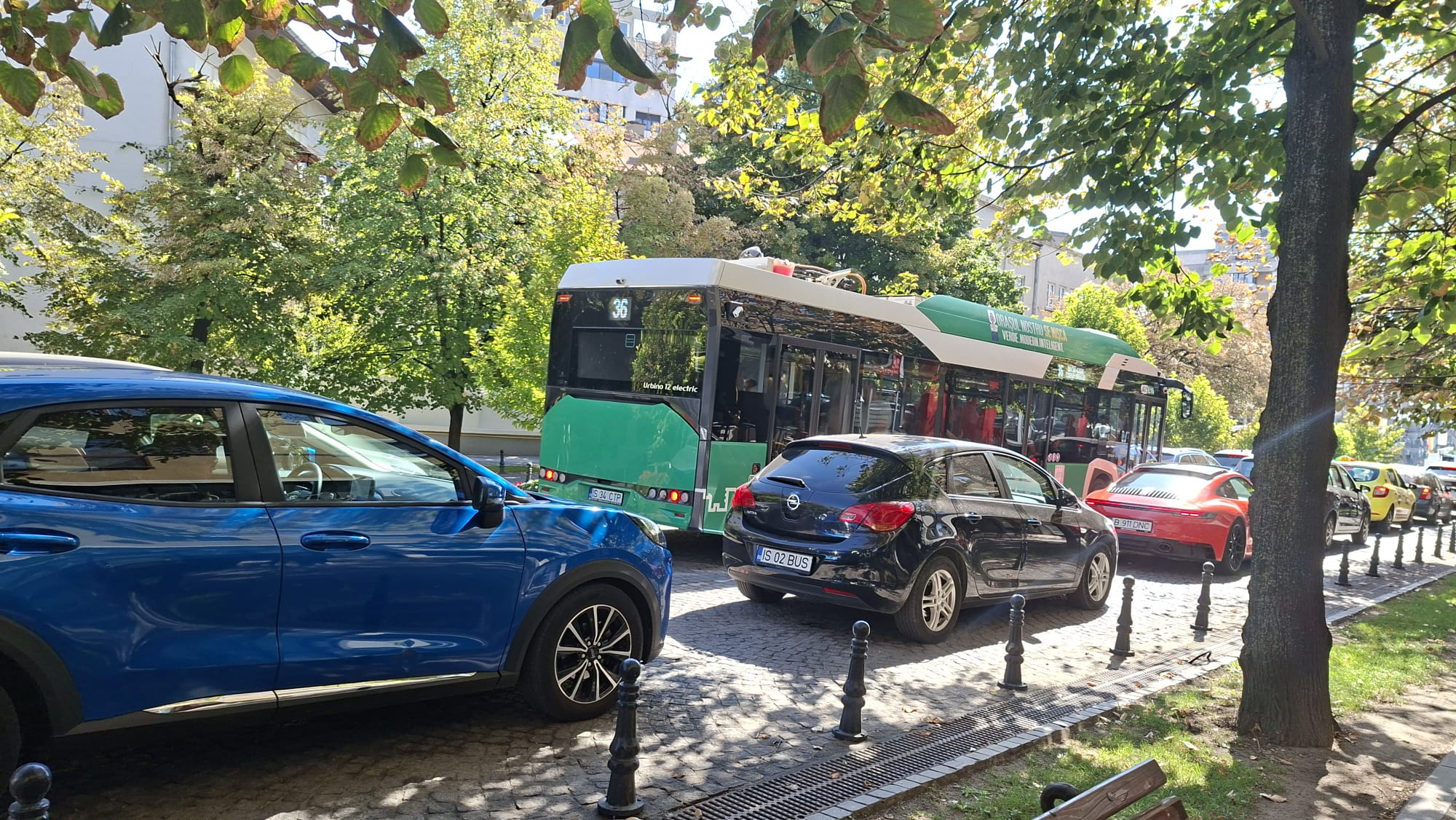 Centrul Iașului, sufocat de trafic. Autobuzele abia își fac loc printre mașini