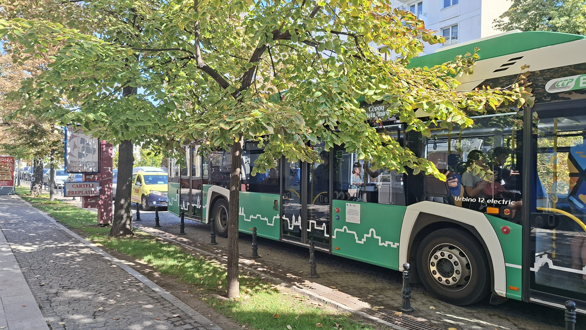 Centrul Iașului, sufocat de trafic. Autobuzele abia își fac loc printre mașini