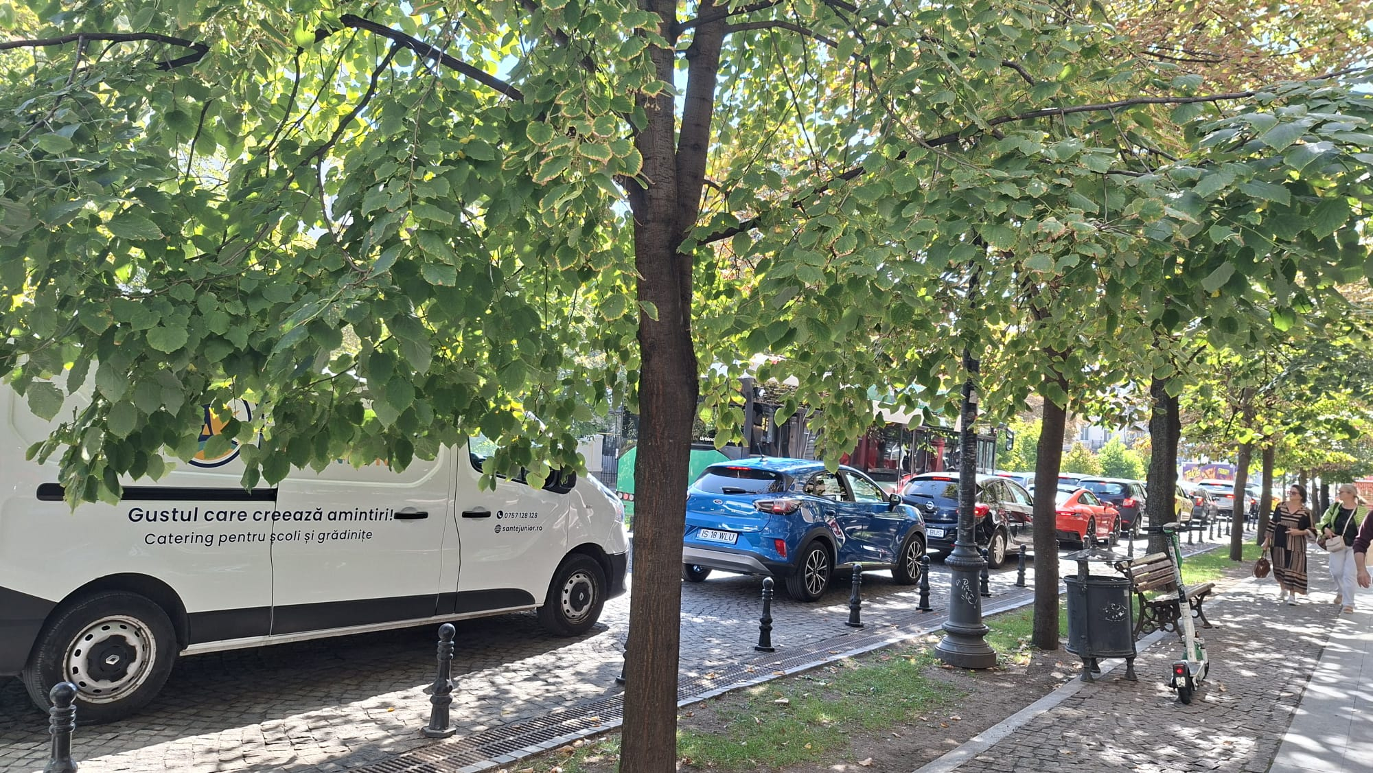 Centrul Iașului, sufocat de trafic. Autobuzele abia își fac loc printre mașini