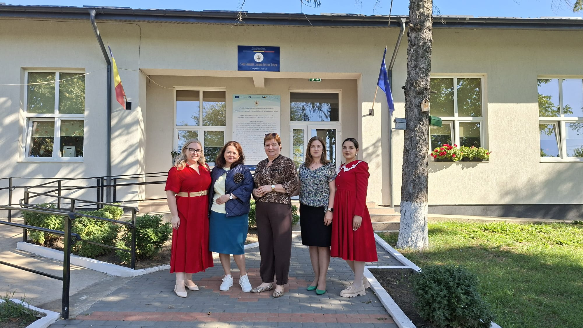 Peste 80 de copii din Erbiceni au primit ghiozdane noi