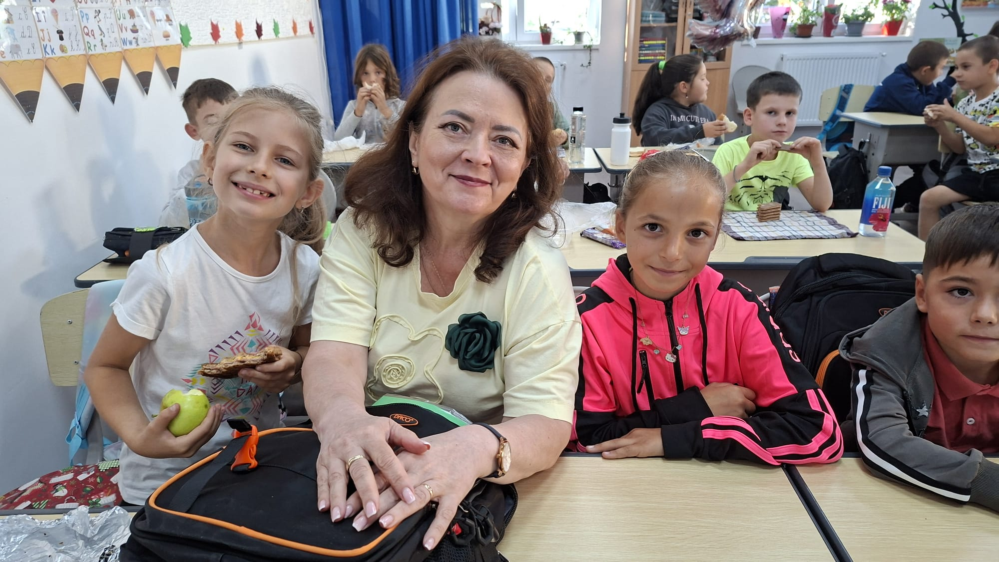 Peste 80 de copii din Erbiceni au primit ghiozdane noi