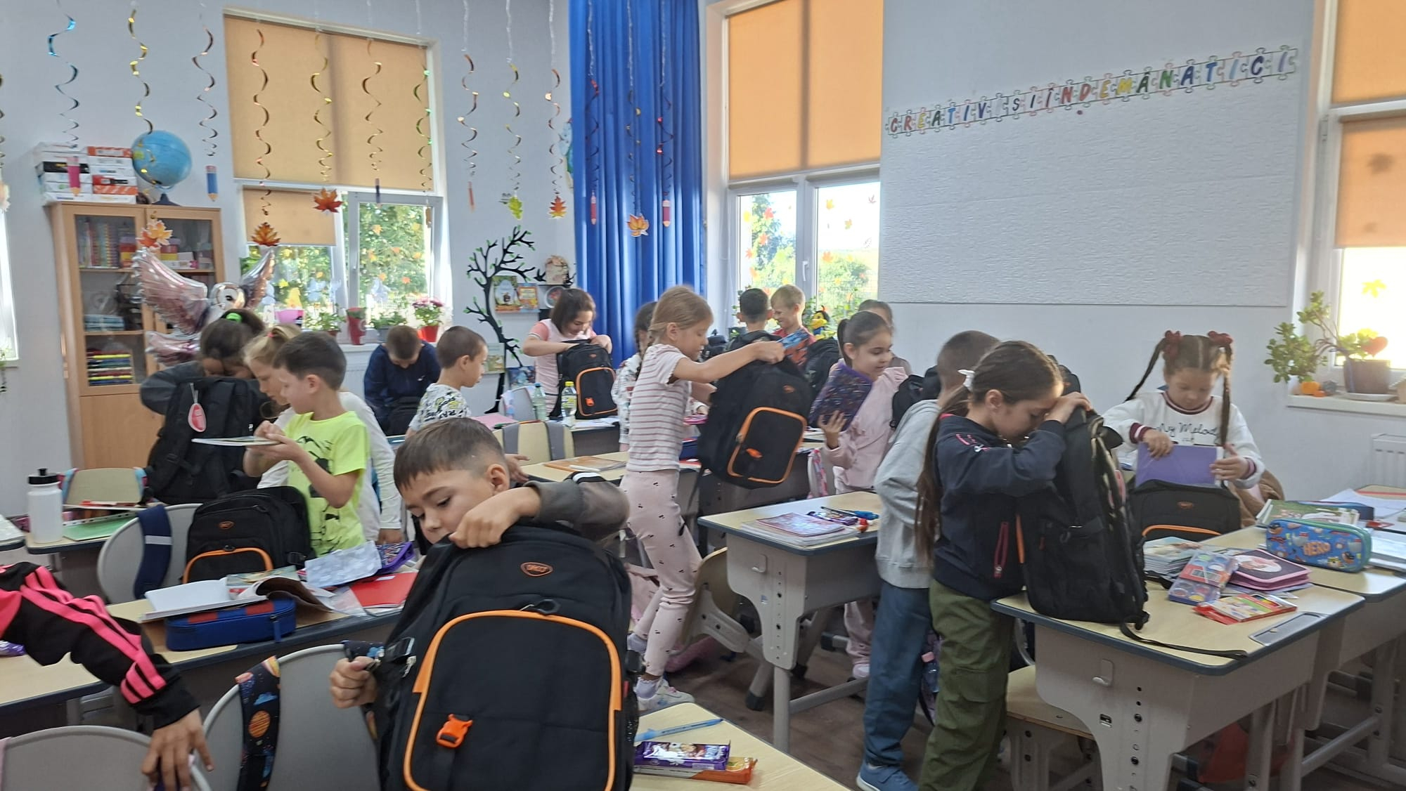 Peste 80 de copii din Erbiceni au primit ghiozdane noi