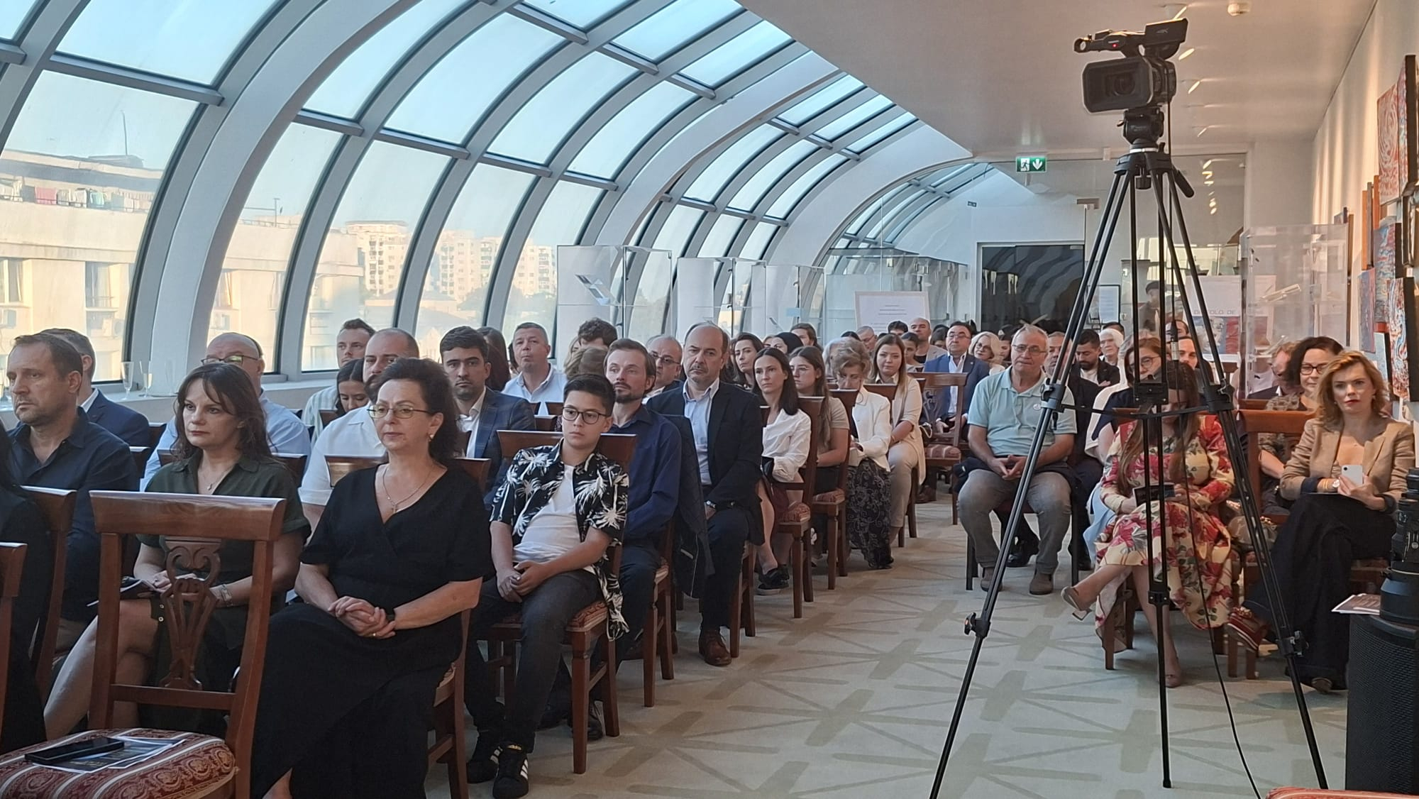 GALERIE FOTO -- Strada Lăpușneanu s-a umplut de povești. Artiștii au deschis târgul de toamnă la Iași