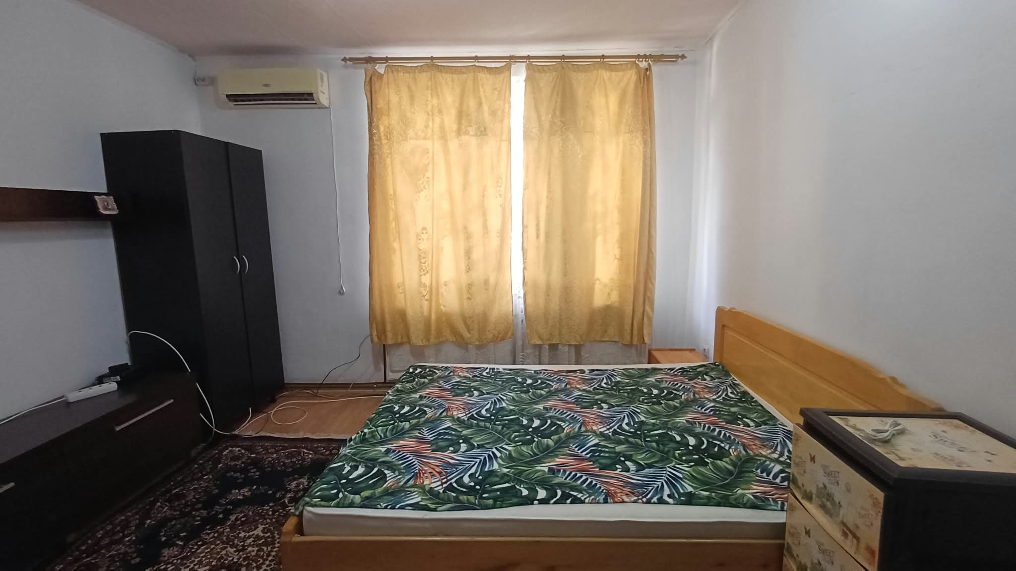 Inchiriez apartament central, la casa