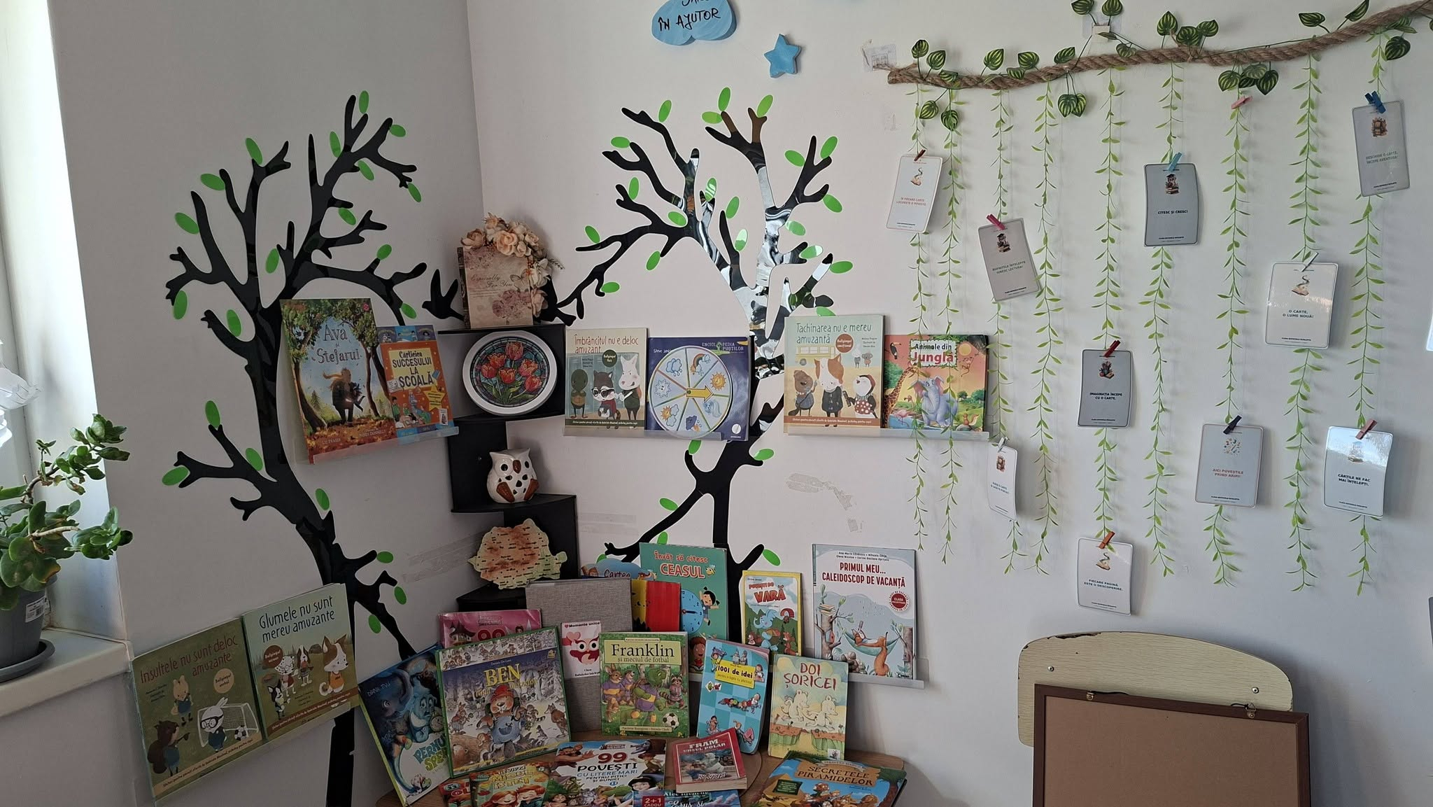 GALERIE FOTO -- 60 de copii din Erbiceni au primit ghiozdane pentru noul an școlar