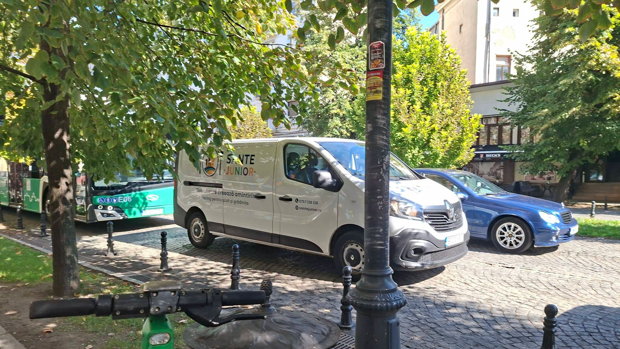 Centrul Iașului, sufocat de trafic. Autobuzele abia își fac loc printre mașini