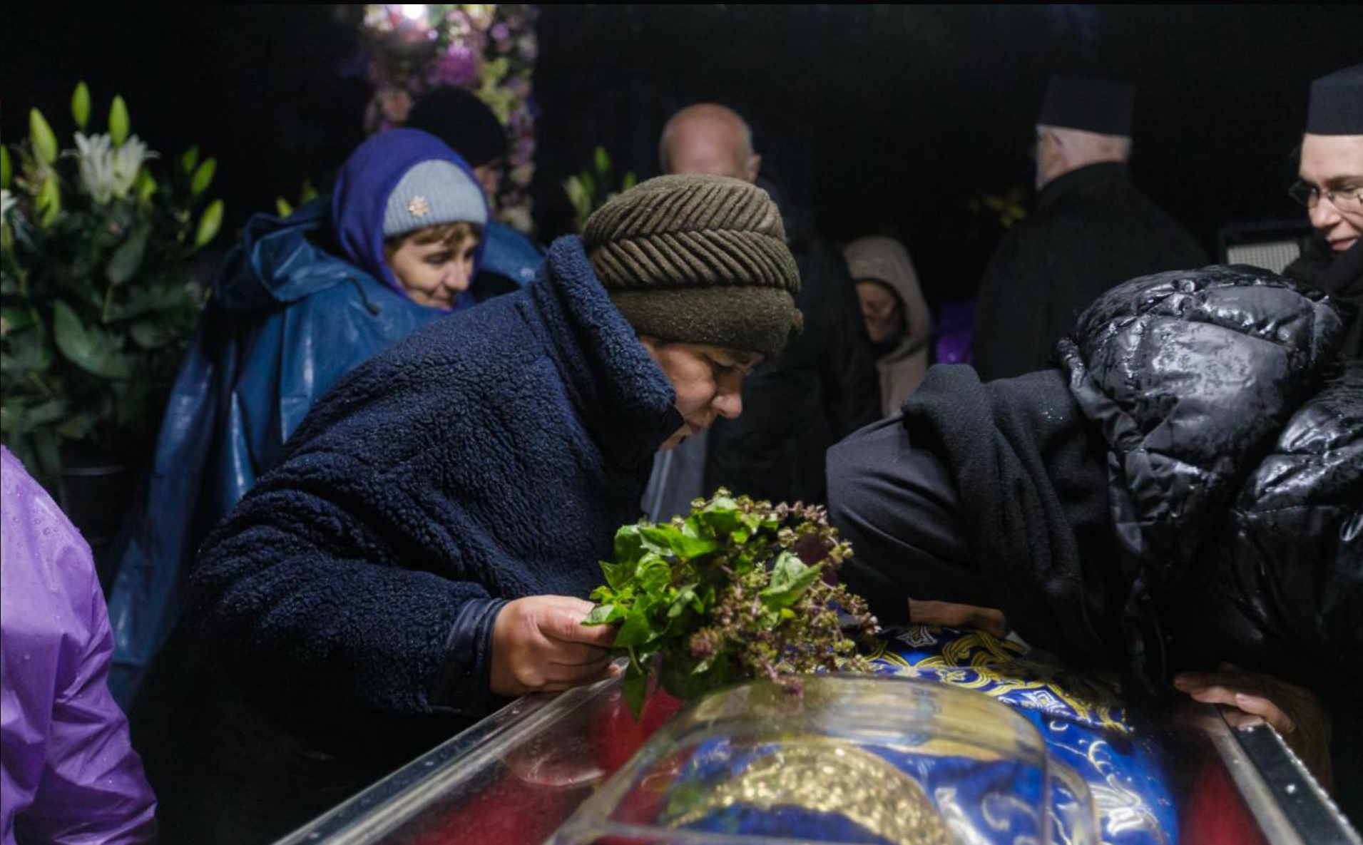Iașul s-a îmbrăcat în rugăciune. Sărbătoarea Sfintei Parascheva, deschisă în zori