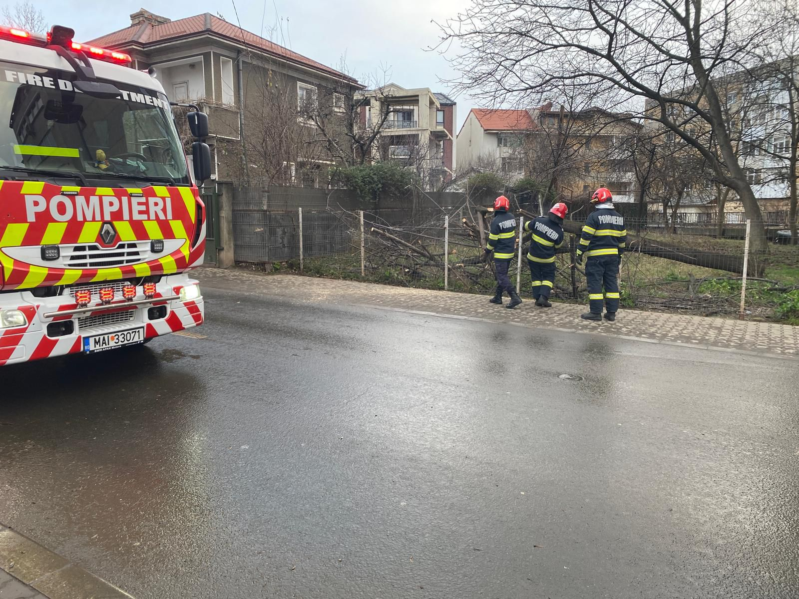 Vântul le-a dat mari bătăi de cap pompierilor