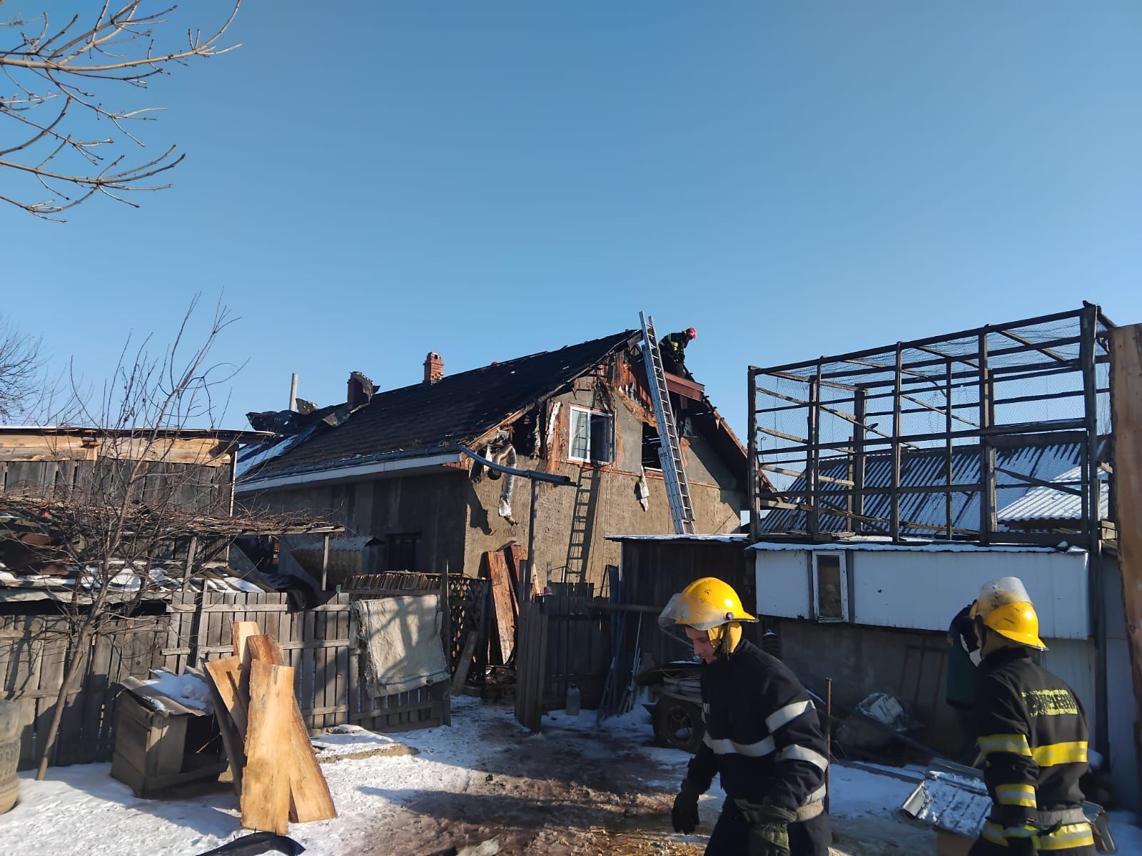 FOTO - Incendiu la Cristești: femeie rănită după ce a încercat să salveze bunuri din mansardă