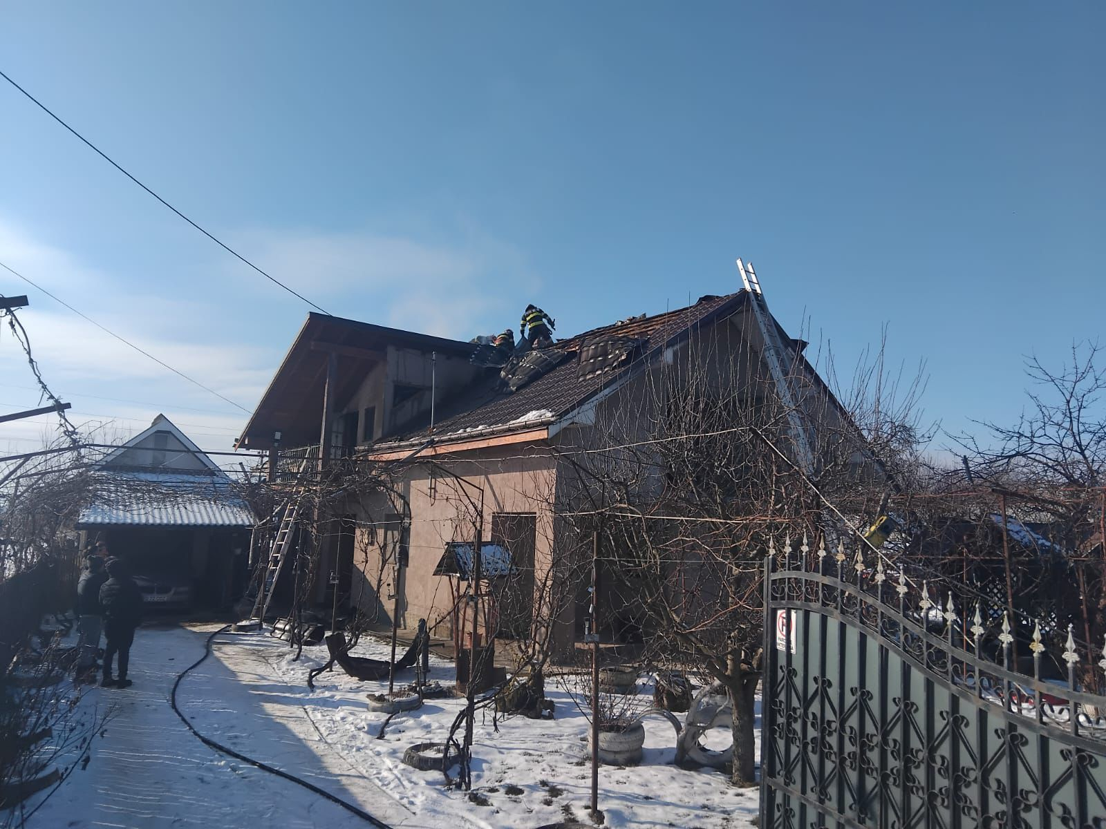 FOTO - Incendiu la Cristești: femeie rănită după ce a încercat să salveze bunuri din mansardă