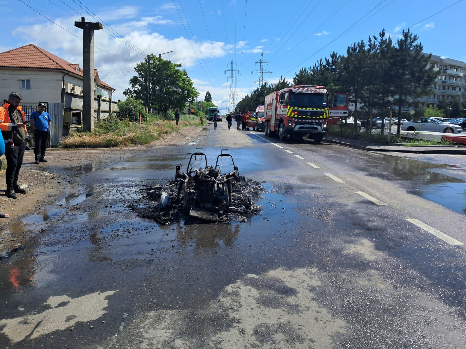 Un autoturism a ars complet, în doar câteva minute, pe strada Trei Fântâni!
