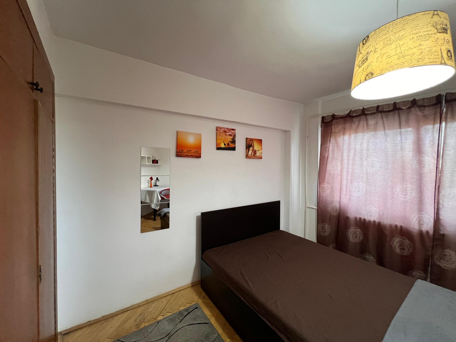 Proprietar – Centrul Civic, Hala Centrală, 4 camere, 600 EUR