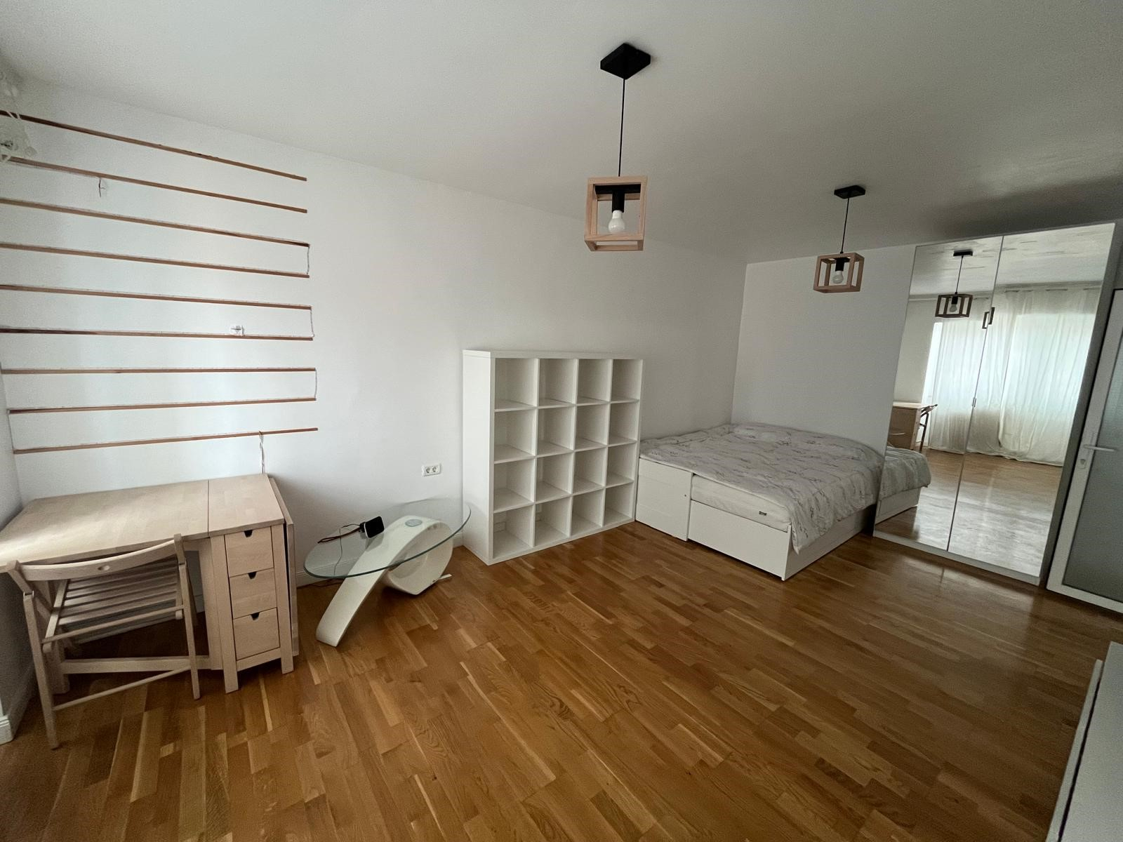 Inchriez garsoniera mare renovată lux foarte pațioasă  Centru