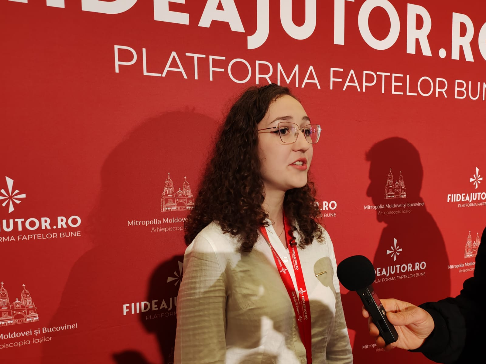 Zece tineri au fost premiaţi de ÎPS Teofan, după slujba liturgică de Hramul Sfintei Parascheva