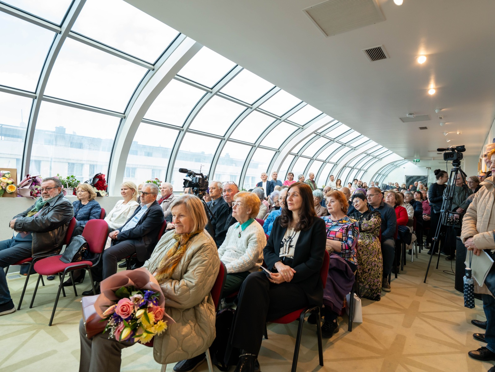 GALERIE FOTO -- Galeria Cupola, neîncăpătoare la omagiul adus artistei plastice Viorica Toporaș