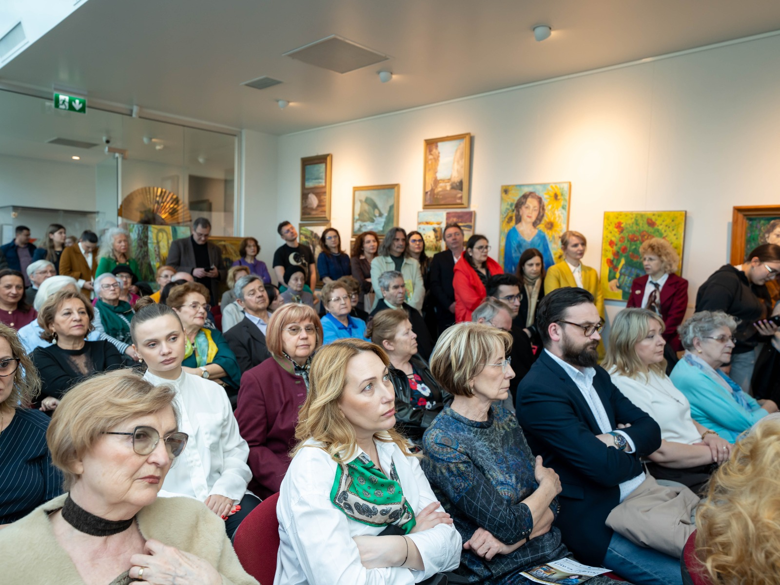 GALERIE FOTO -- Galeria Cupola, neîncăpătoare la omagiul adus artistei plastice Viorica Toporaș