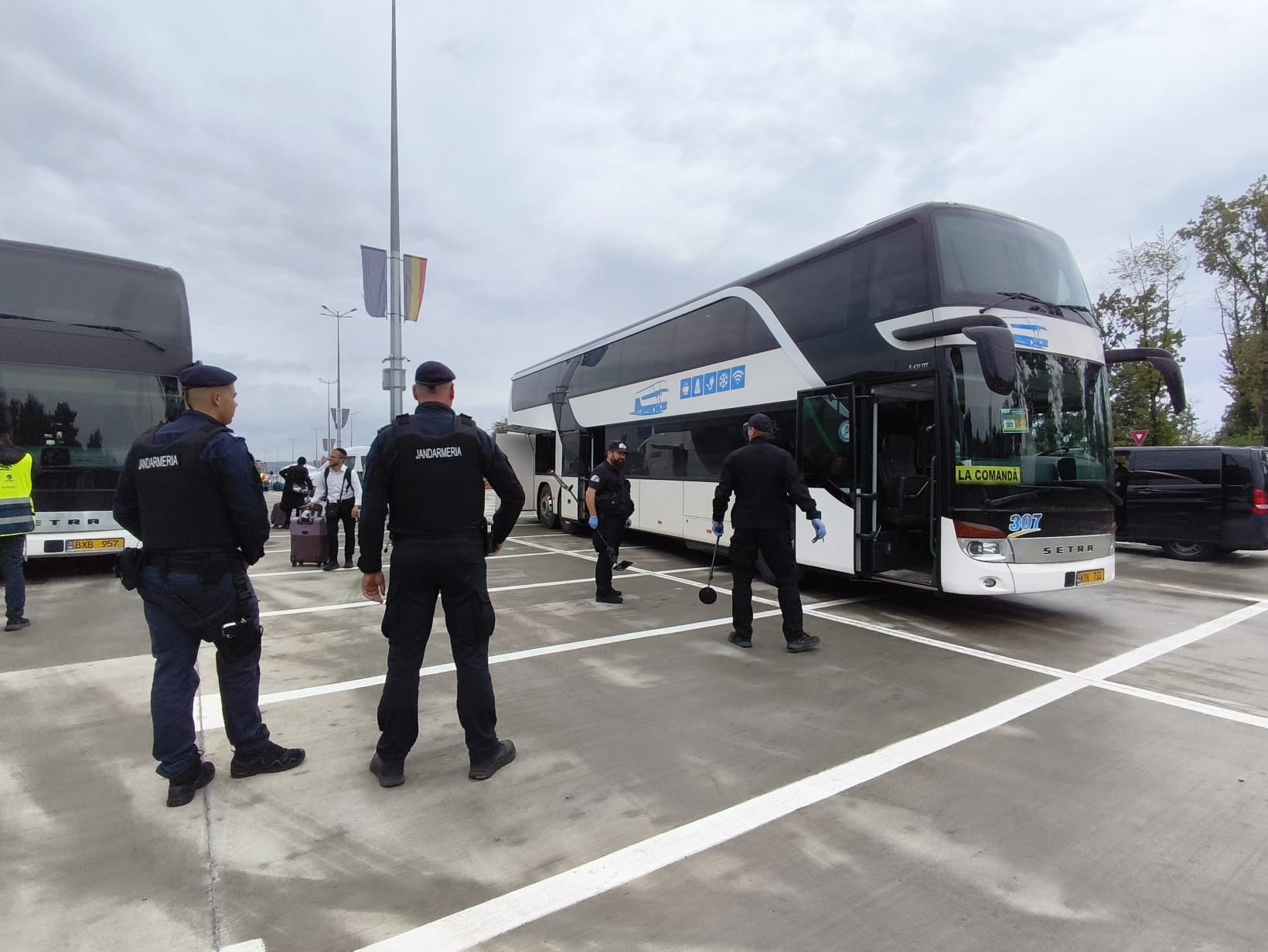 FOTO - Aeroportul din Iași, luat cu asalt de pelerinii din Israel