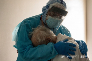 FOTO - Imaginea unui medic care îmbrățișează un bolnav de COVID a devenit virală