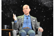 Jeff Bezos spune că va transporta prima femeie pe Luna
