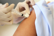 Aproape 30 de ieşeni au avut reacţii uşoare la vaccinul împotriva COVID-19