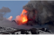 FOTO/VIDEO - Vulcanul Etna a erupt din nou. Aeroportul Catania este închis 