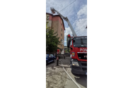 Incendiu la mansarda unui bloc din Bulevardul Chimiei