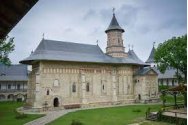 Descoperiri impresionante în curtea Mănăstiri Văratec: 70 de rămășițe umane și o sticlă sigilată, care are în interior un răvaş