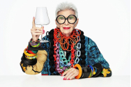Iris Apfel, cea mai în vârstă fashionistă din lume, a împlinit 100 de ani