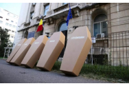 Protest cu sicrie din carton pentru copii în fața Ministerului Sănătății