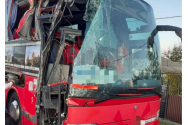 Un autocar cu 26 de persoane s-a izbit într-un TIR, la Neamț