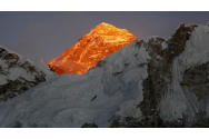 Ascensiunile pe Everest, interzise de Nepal și de China
