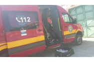 Un autoturism a fost lovit de tren în Bacău: Soferul este în stare grava