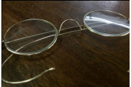 Ochelarii lui Mahatma Gandhi, lăsați în cutia poștală a unei case de licitații