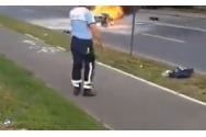 IMAGINI INCREDIBILE Un polițist pe motocicletă a fost lovit de mașina pe care o urmărea: Motocicleta sa a luat foc