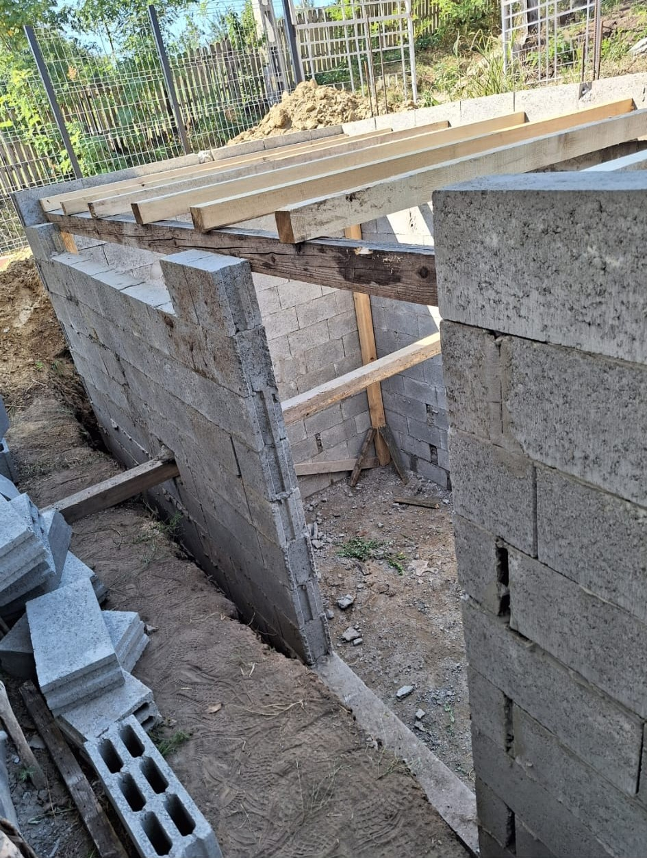 Executam: montari pavele, sapaturi manuale, fose, canalizari