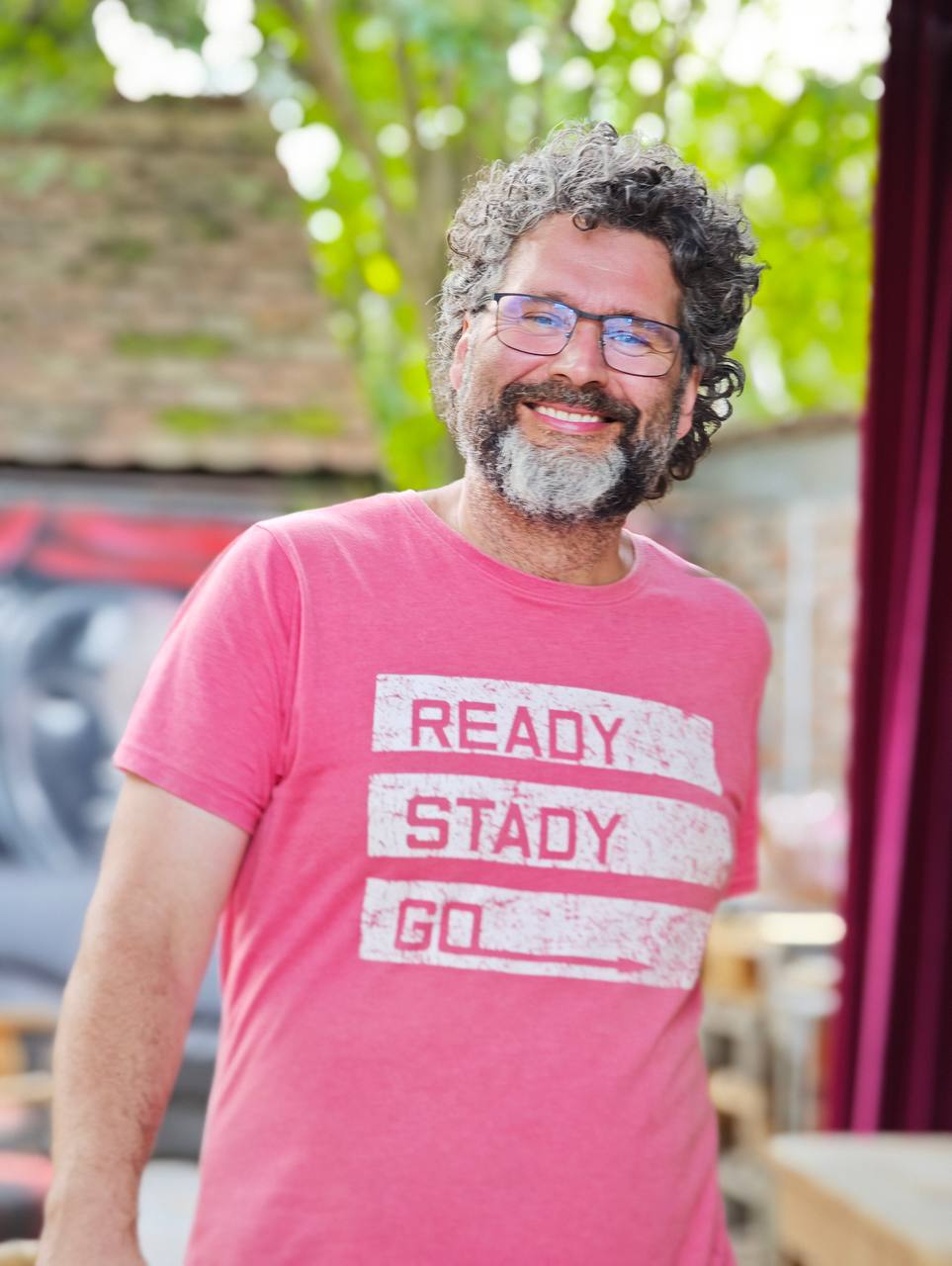 De la o veioză și doi paleți, la un festival care nu doarme niciodată. „Teatrul nu e doar lumină, e și felul în care te apleci spre cei uitați”