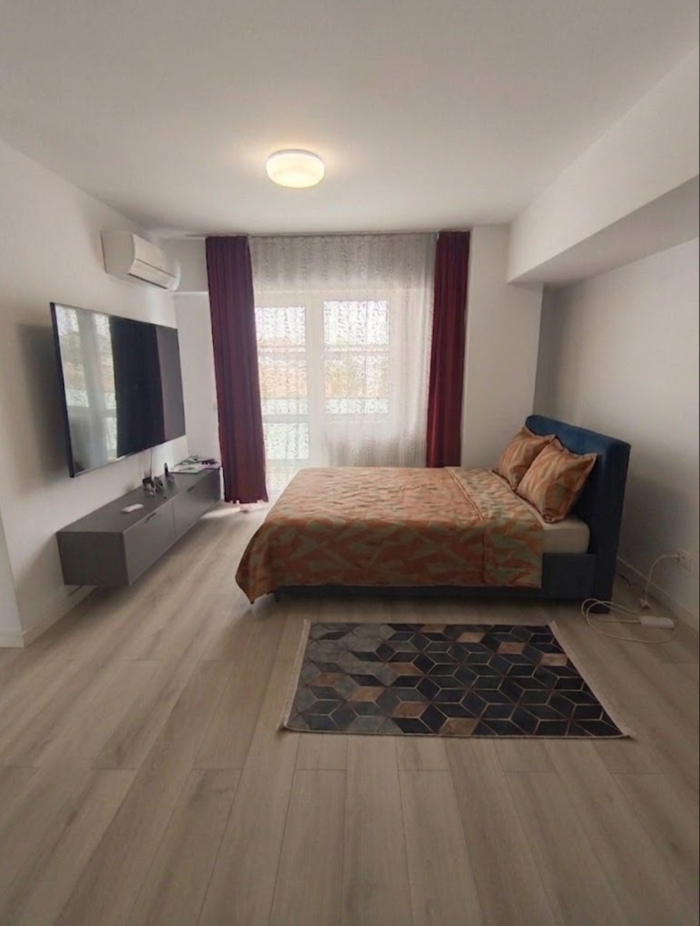 ÎNCHIRIEZ APARTAMENT CU O CAMERĂ – 50 mp – BLOC NOU – zona Conest Evolution