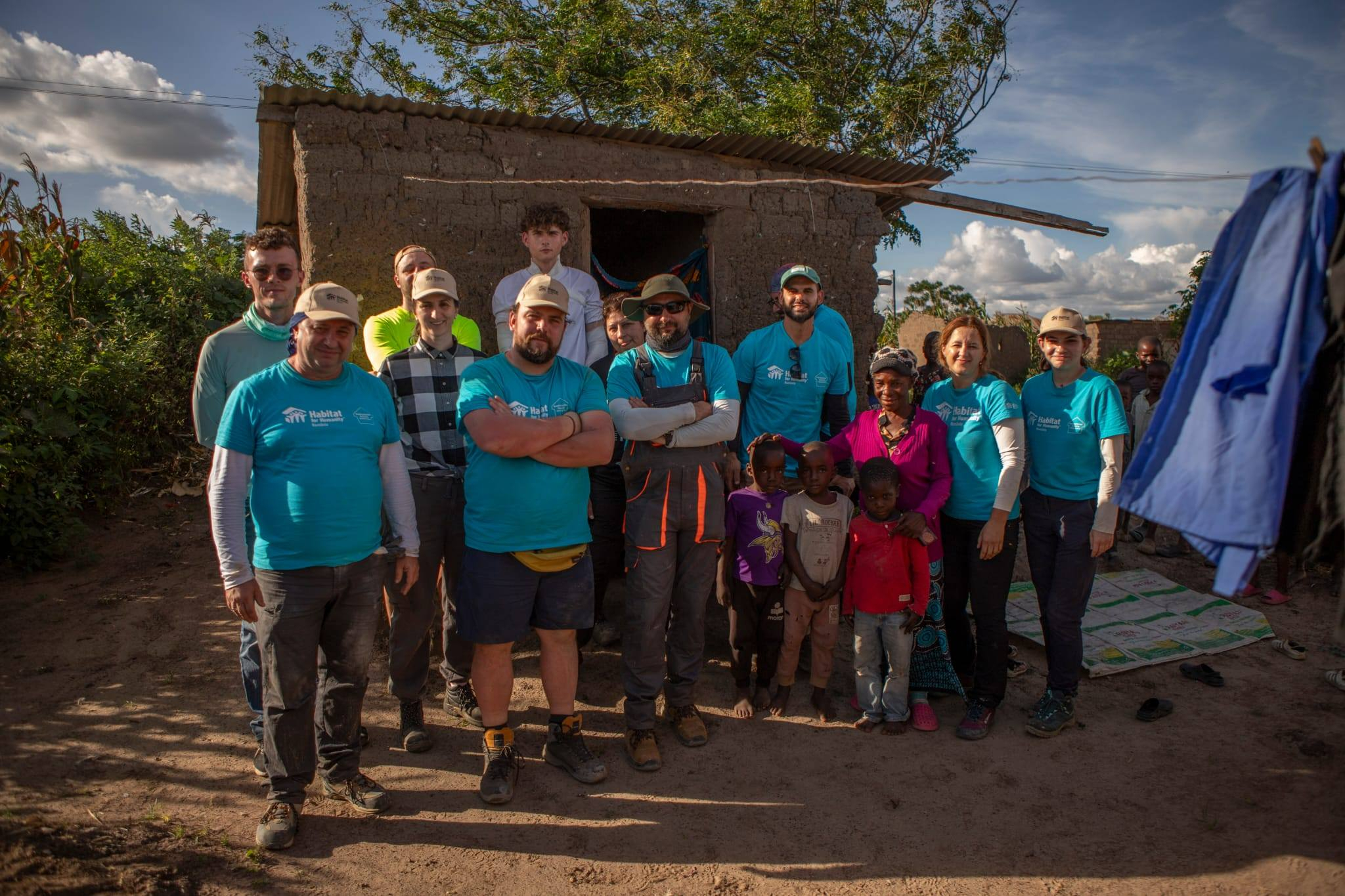 Un ieșean, voluntar în Zambia. Echipa lui construiește o casă pentru o femeie de 60 de ani