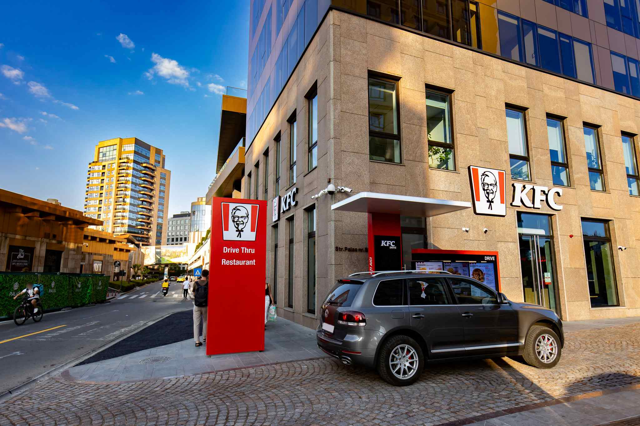 Iași, 5 august 2026  Singurul KFC Drive-Thru din Iași, relocat într-un nou spaţiu din Palas, cu peste 400 mp la interior și servicii disponibile non-stop