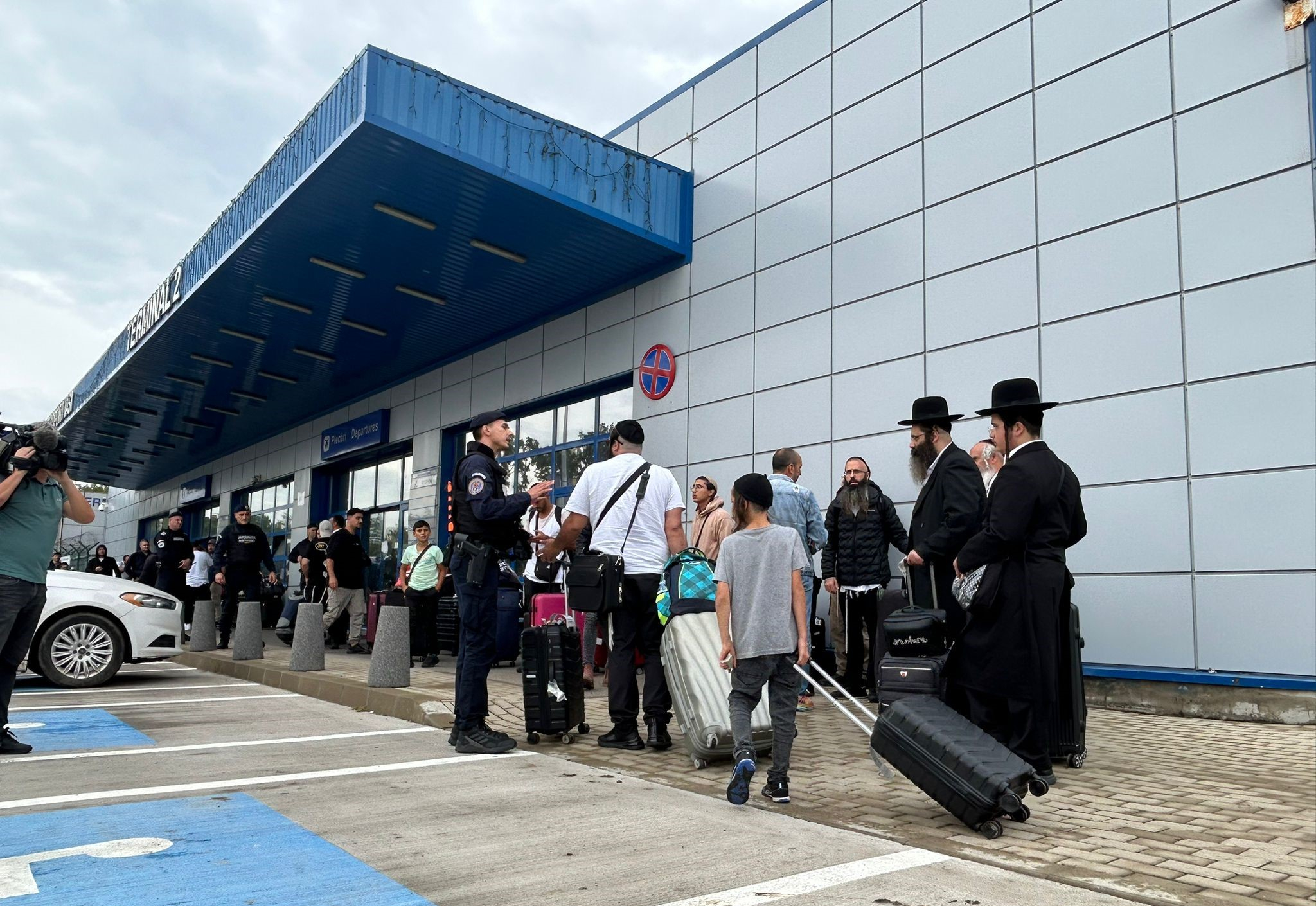 FOTO - Aeroportul din Iași, luat cu asalt de pelerinii din Israel