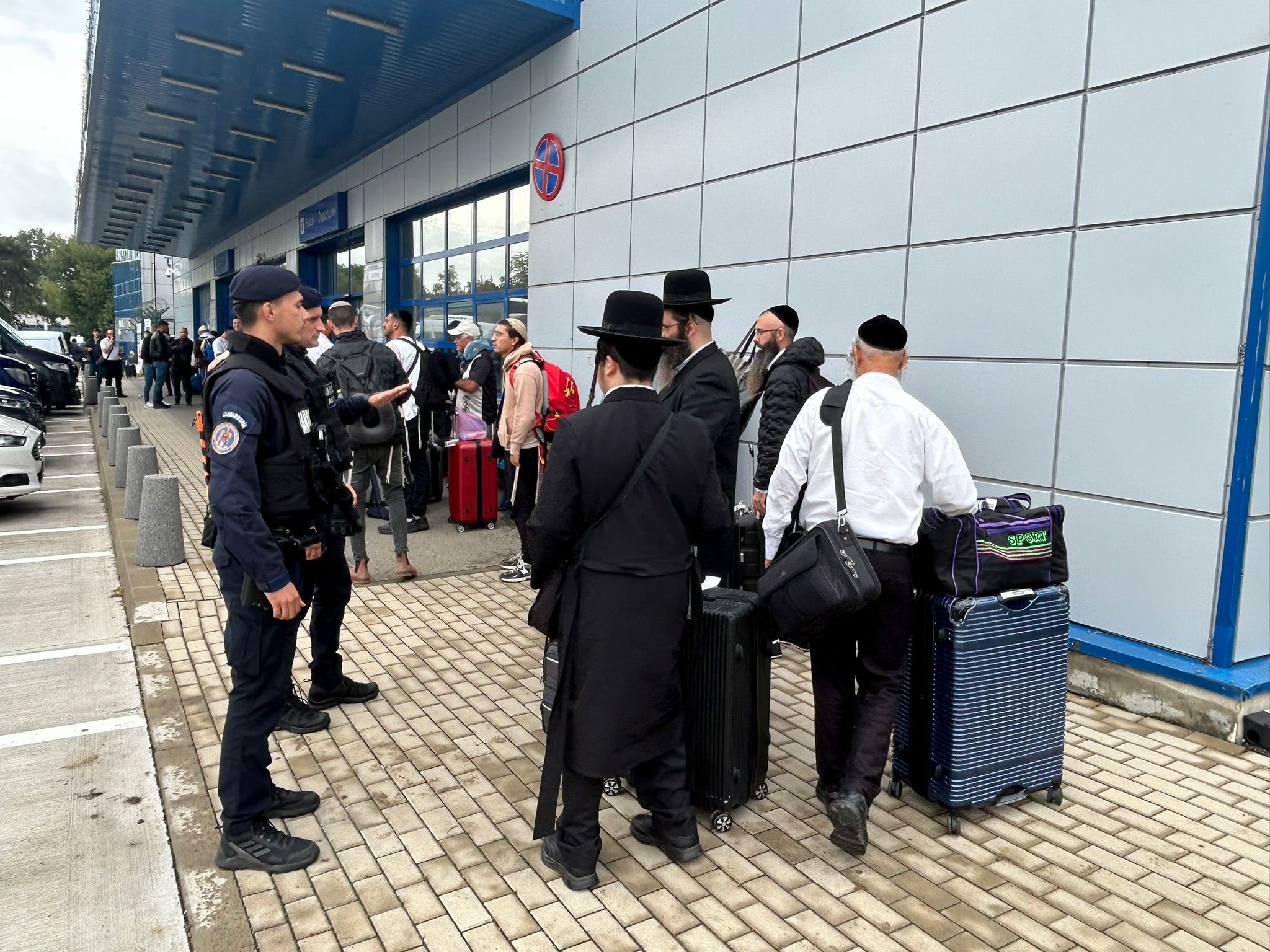 FOTO - Aeroportul din Iași, luat cu asalt de pelerinii din Israel