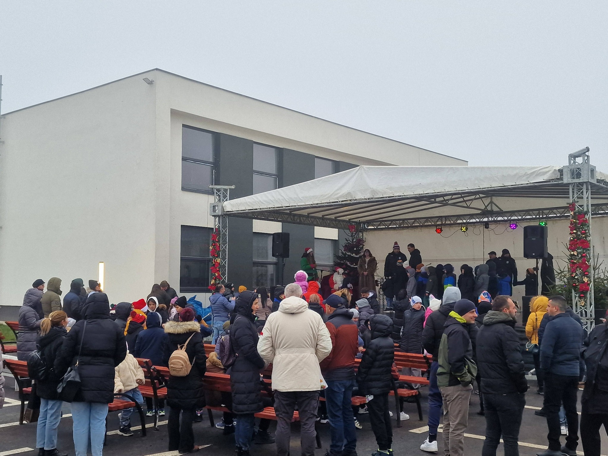 Târg de Crăciun la Căminul Cultural Miroslava. Două zile cu produse locale, colinde și întâlnire cu Moș Crăciun