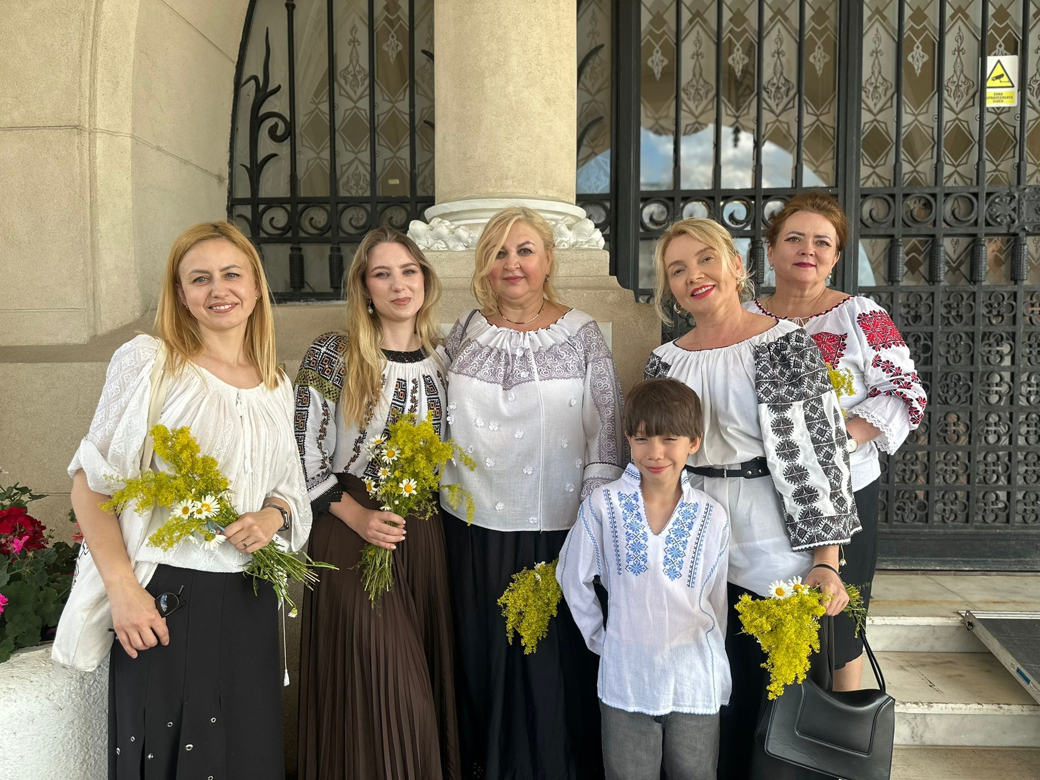 GALERIE FOTO -- De Sânziene, ia a fost purtată prin inima Iașului