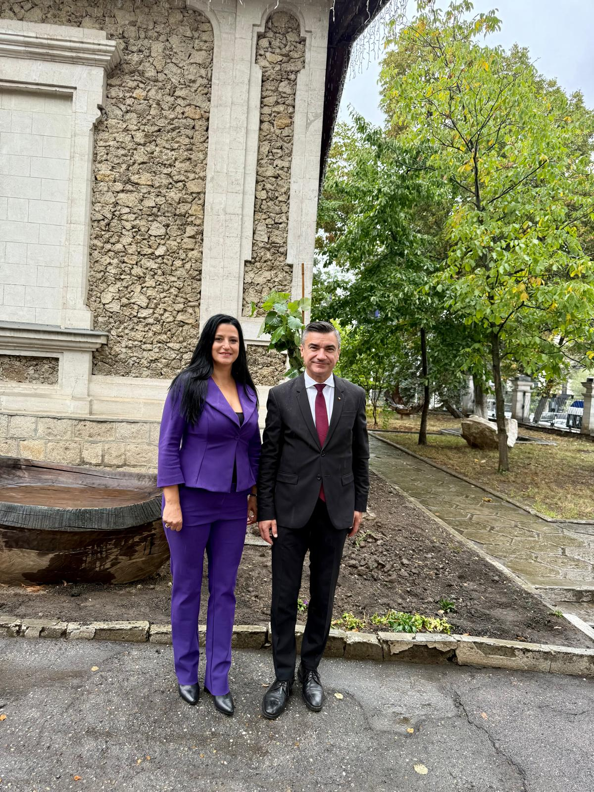 FOTO -- Un vlăstar din Teiul lui Mihai Eminescu a fost plantat la Chișinău