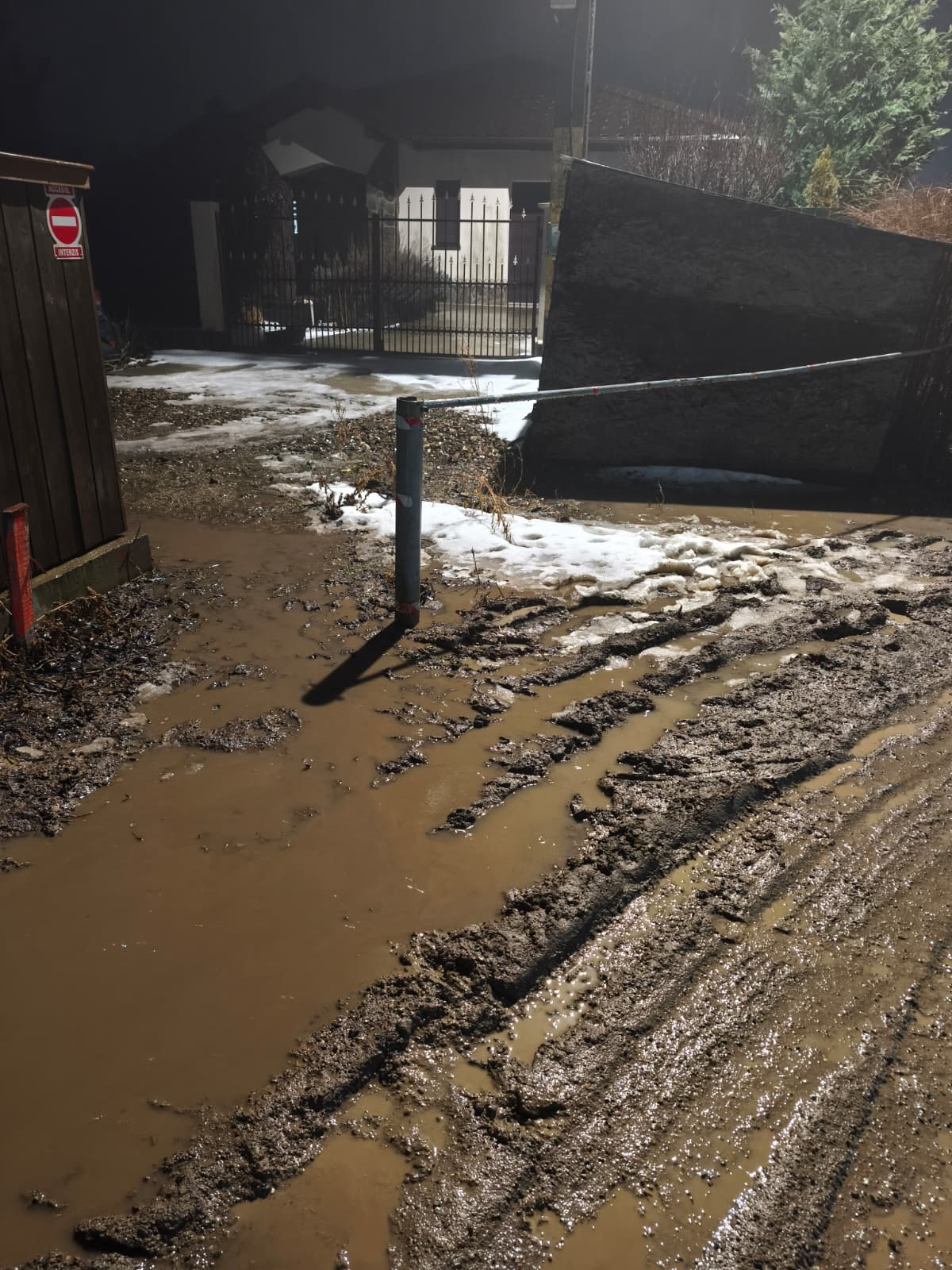 GALERIE FOTO -- Rediu, capitala glodului. Bătaie de joc cu acte în regulă, la câțiva kilometri de Iași