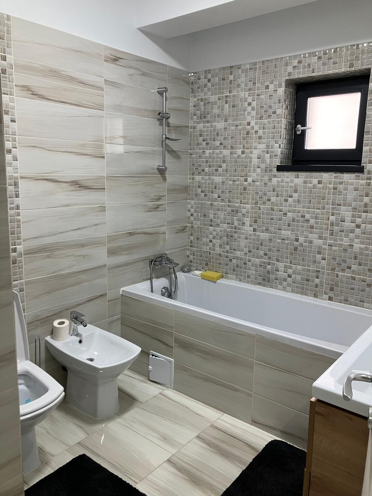 Ocazie!Vand apart 2 camere LUX 60 mp,et1,bloc nou in Iasi-Plopii fara Sot