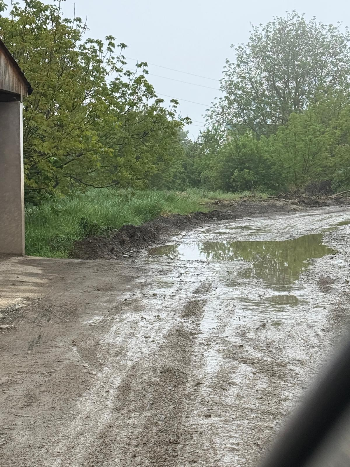 GALERIE FOTO --Strada Podișului, uitată în noroi. 20 de ani fără asfalt